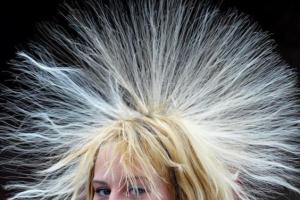 Haare zum Himmel. Düsenmotoren im Bauch.