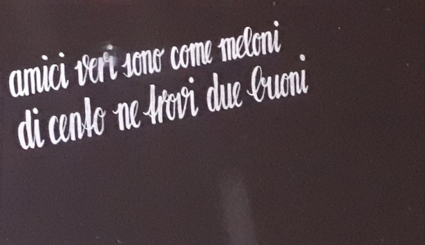 Amici veri sono come meloni / di cento ne trovi due buoni